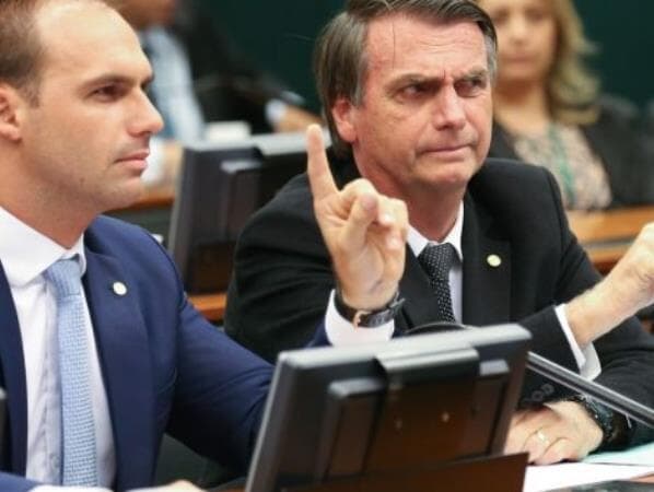 Bolsonaro liga para deputados e oferece vantagens para Eduardo virar líder