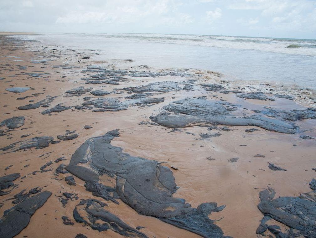 Governo vai liberar recursos para limpar praias contaminadas por óleo