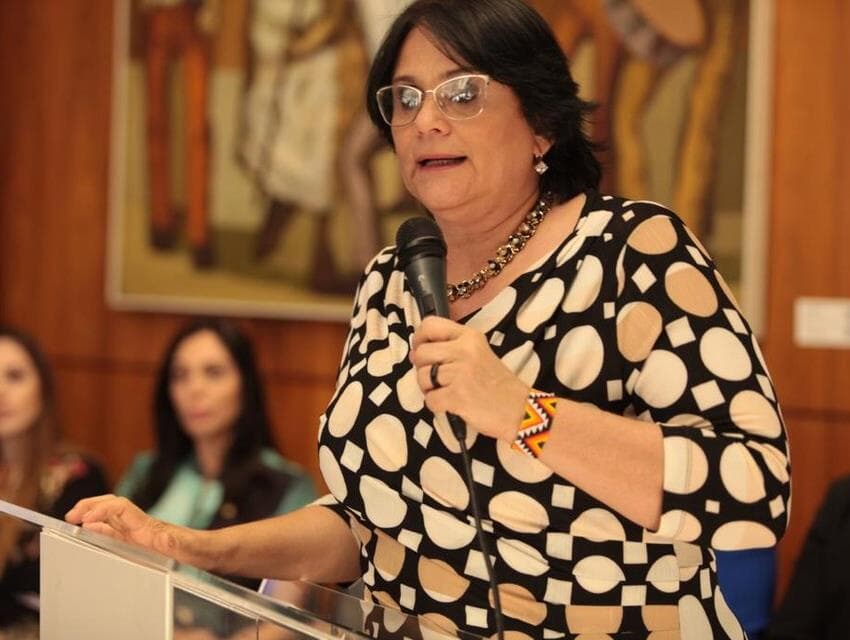 Ministra Damares Alves é contra censura de beijo gay em revista