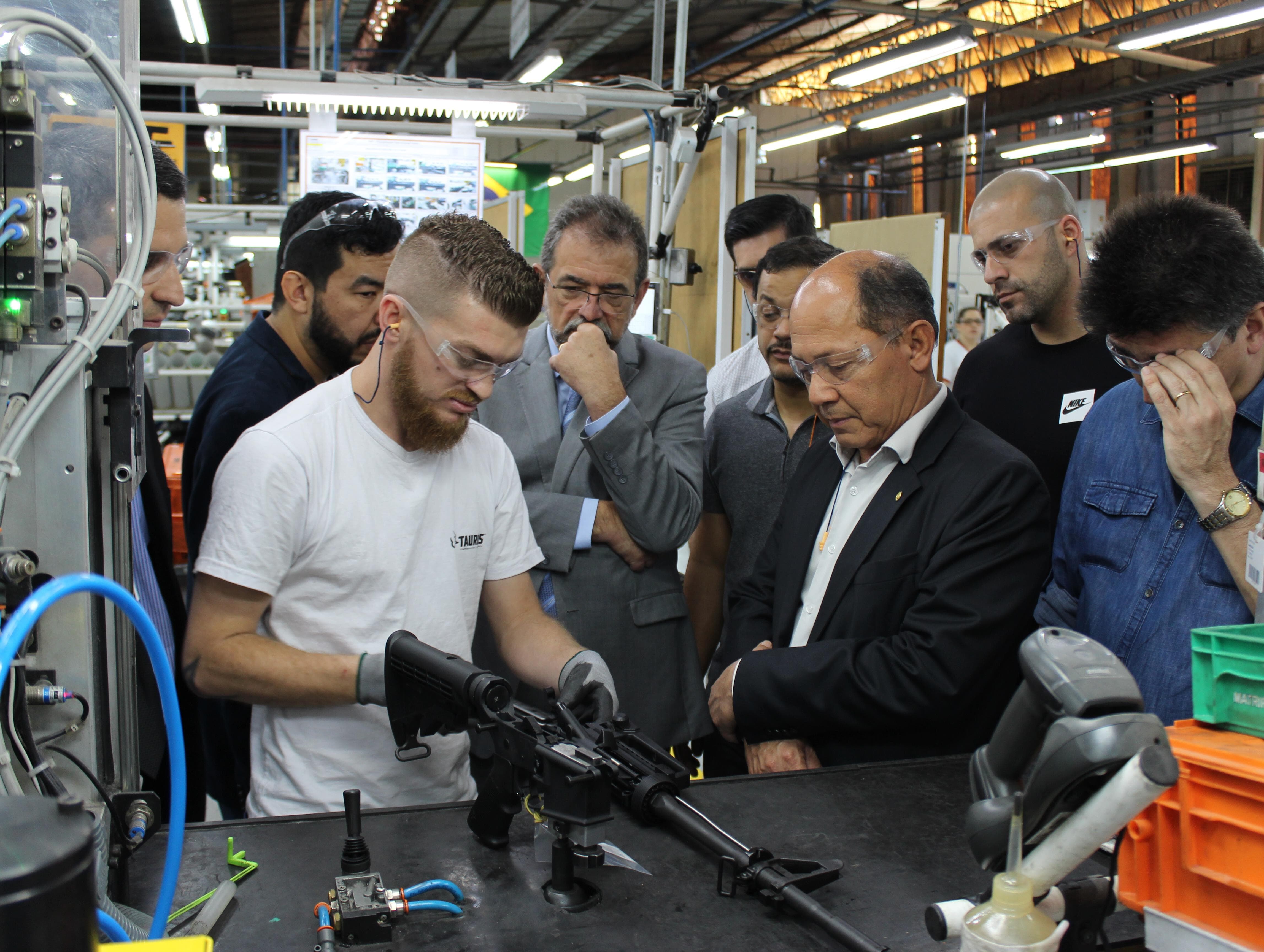 Indústria das armas banca visita de deputados do PSL à fábrica da Taurus