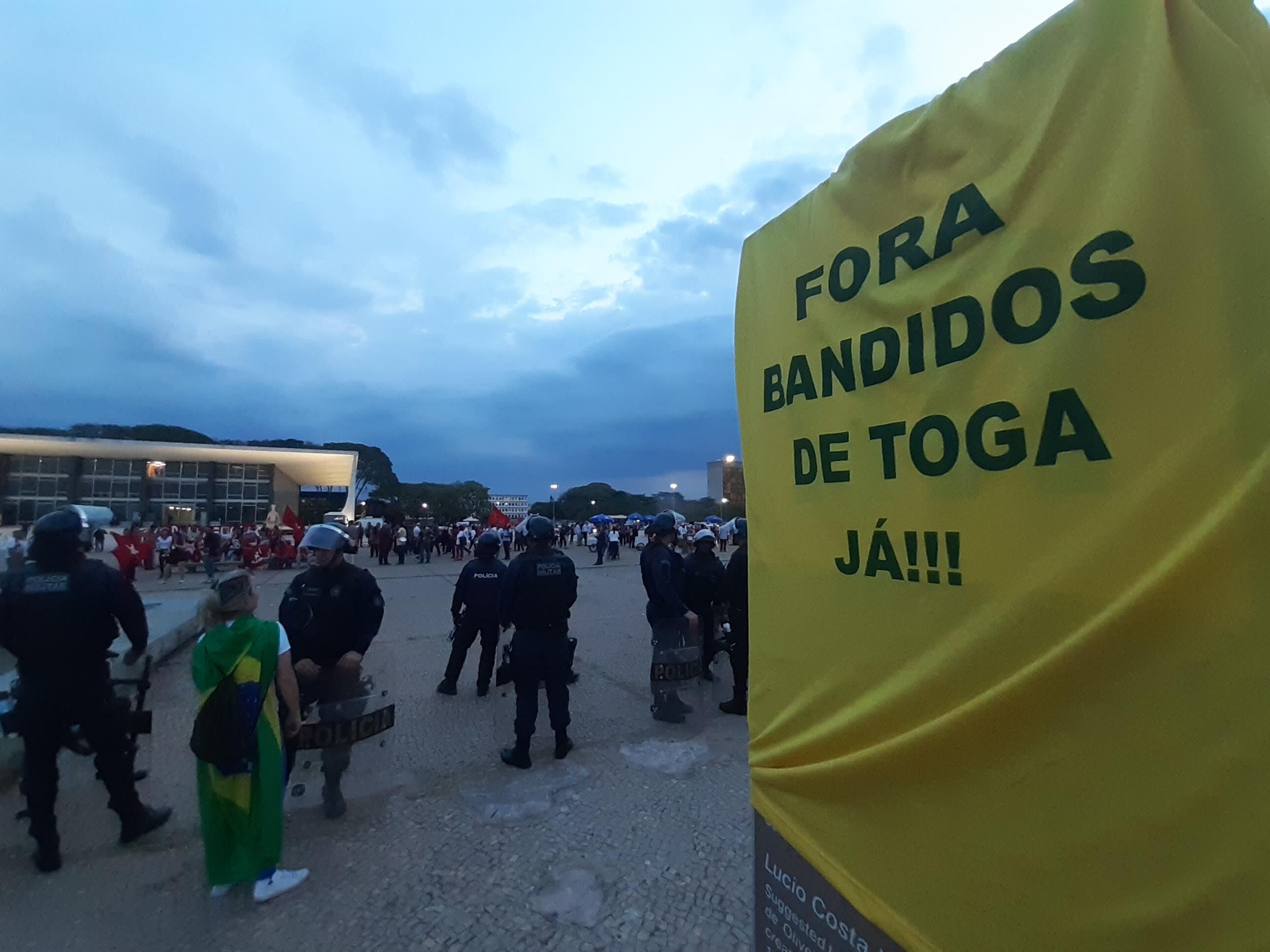 Manifestantes a favor da Lava Toga entram em confronto com PM