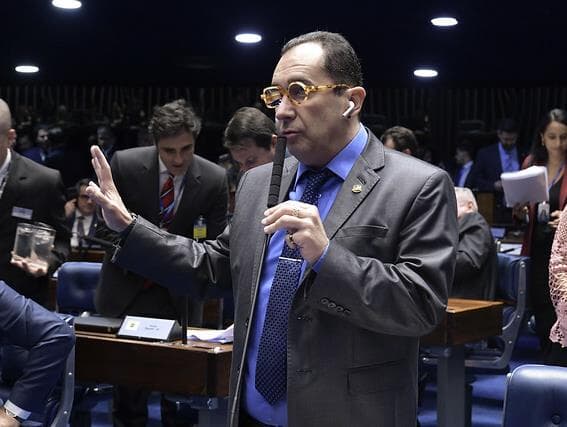 Com tumor, senador adia cirurgia para votar reforma da Previdência