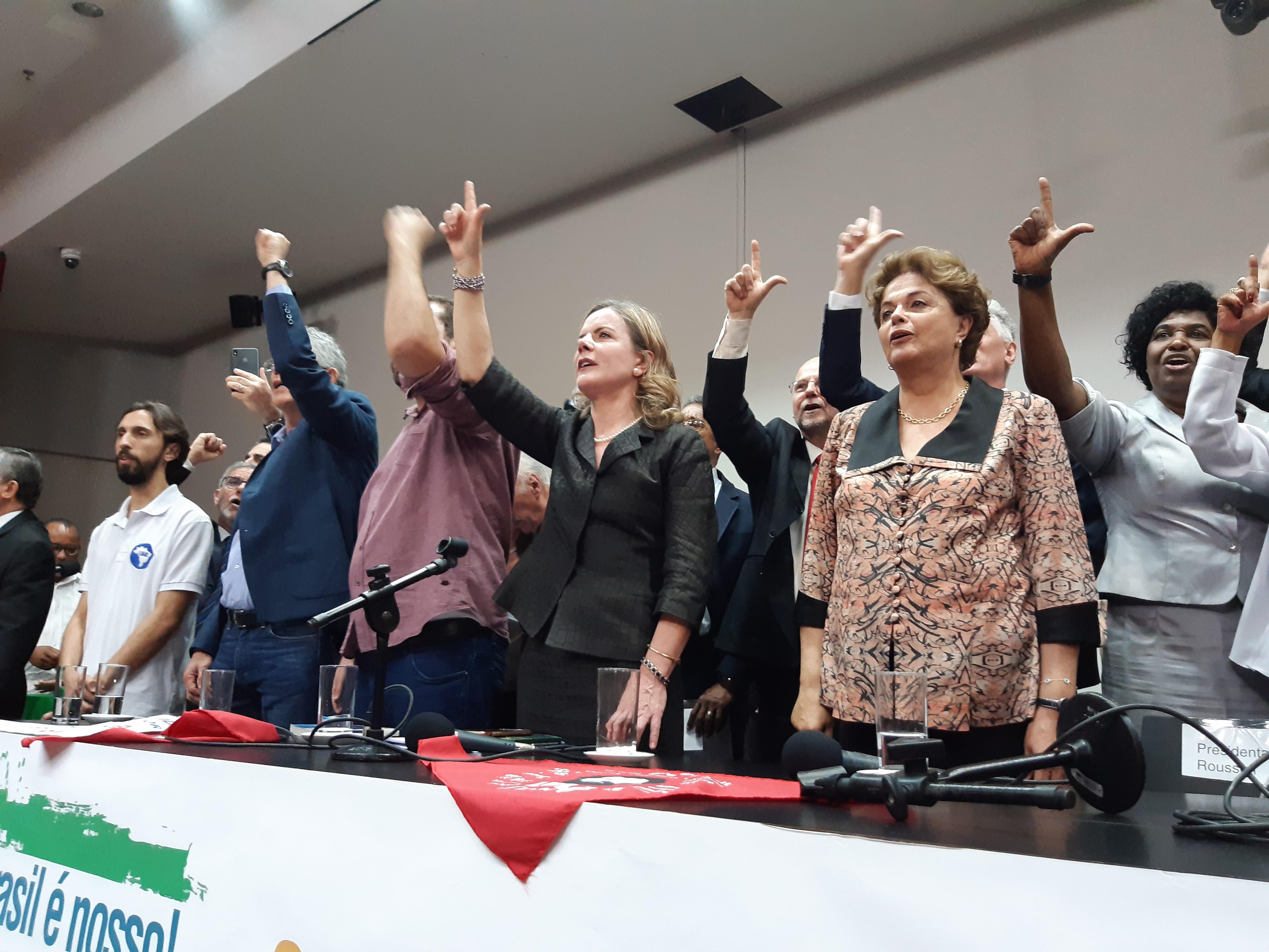 Dilma volta ao Congresso pela primeira vez após impeachment e fala contra privatizações