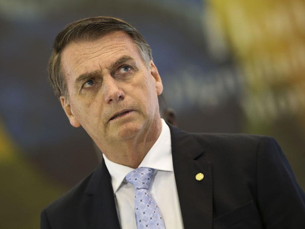 Bolsonaro diz não ver "nada de mais" em carona de ministro à mulher em avião oficial