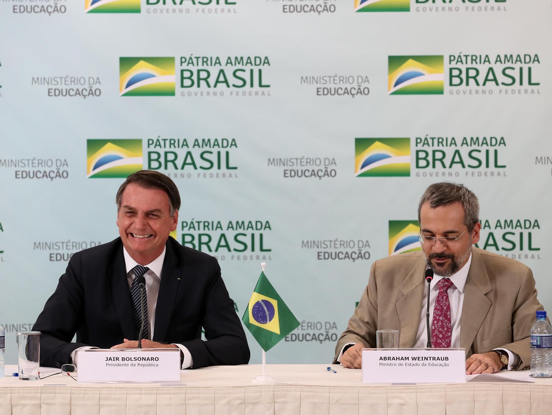 Bolsonaro quer proibir ideologia de gênero das escolas através de projeto de lei