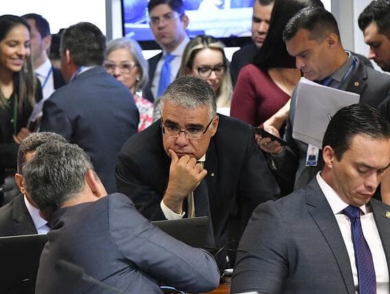 Proposta que reduz benefícios de políticos avança no Senado