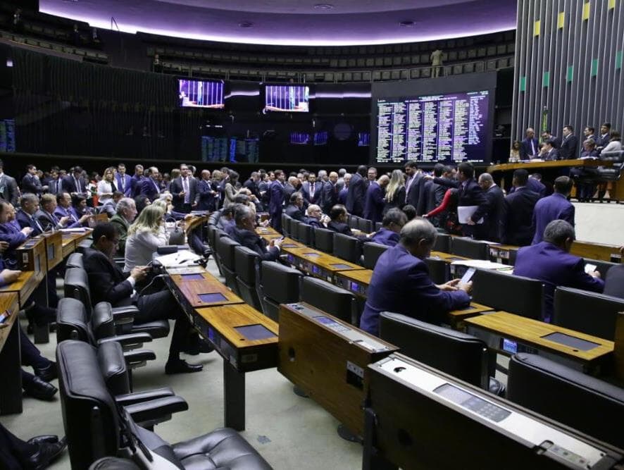 Deputado processado pelo PSB muda voto no segundo turno da Previdência