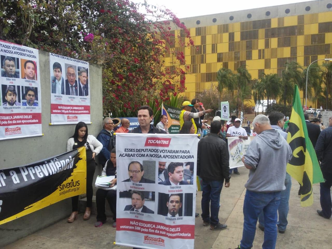 Trabalhadores protestam contra reforma da Previdência na Câmara