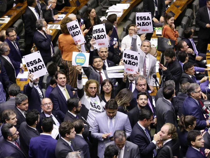 Oposição dá 19 votos ao governo na reforma da Previdência