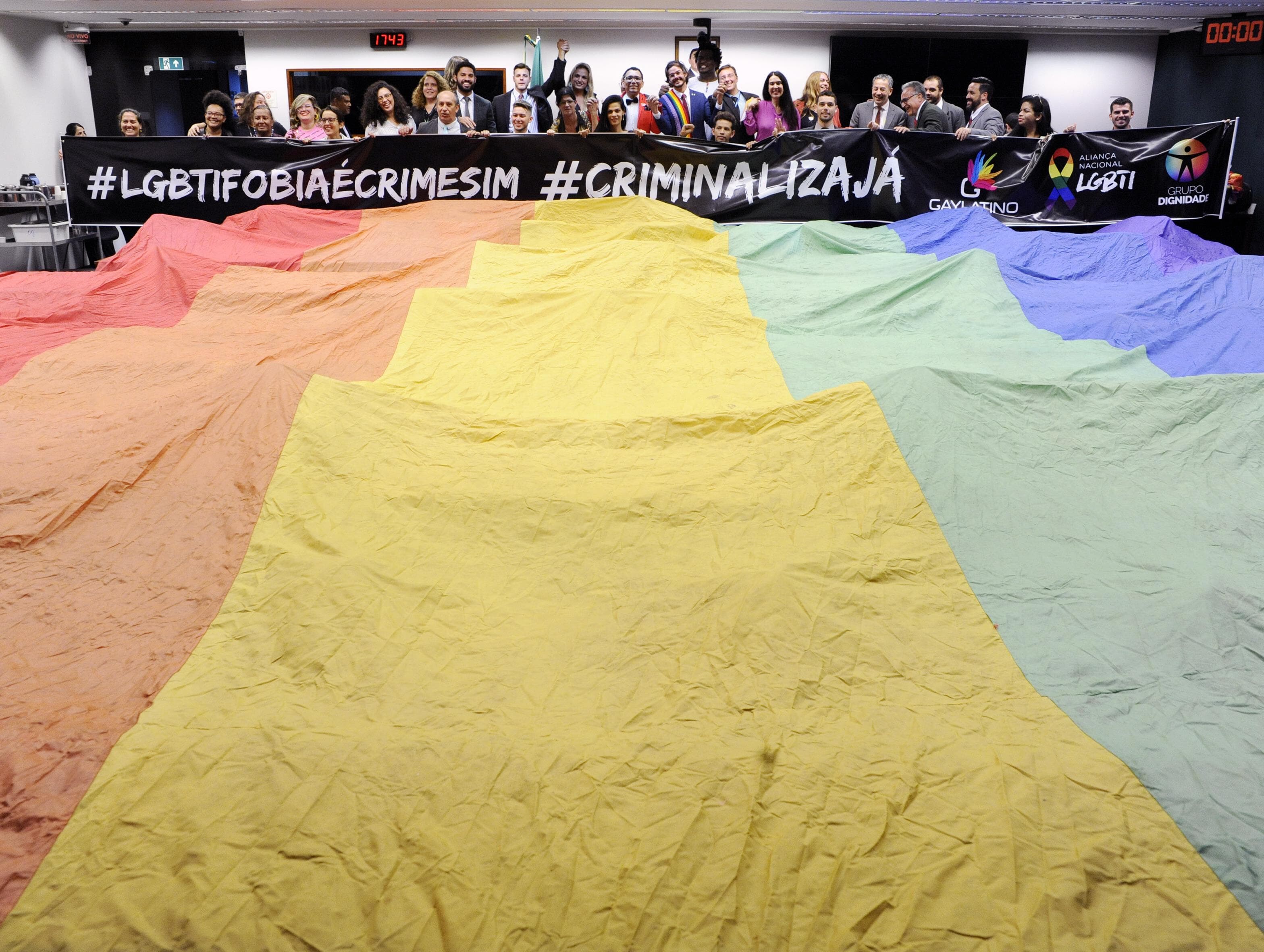 Projeto para criminalizar homofobia emperra por desacordo com evangélicos