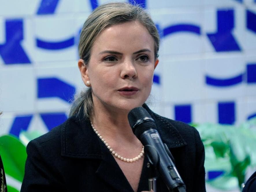 Gleisi Hoffmann vê risco de "golpe" para trocar Bolsonaro por Mourão