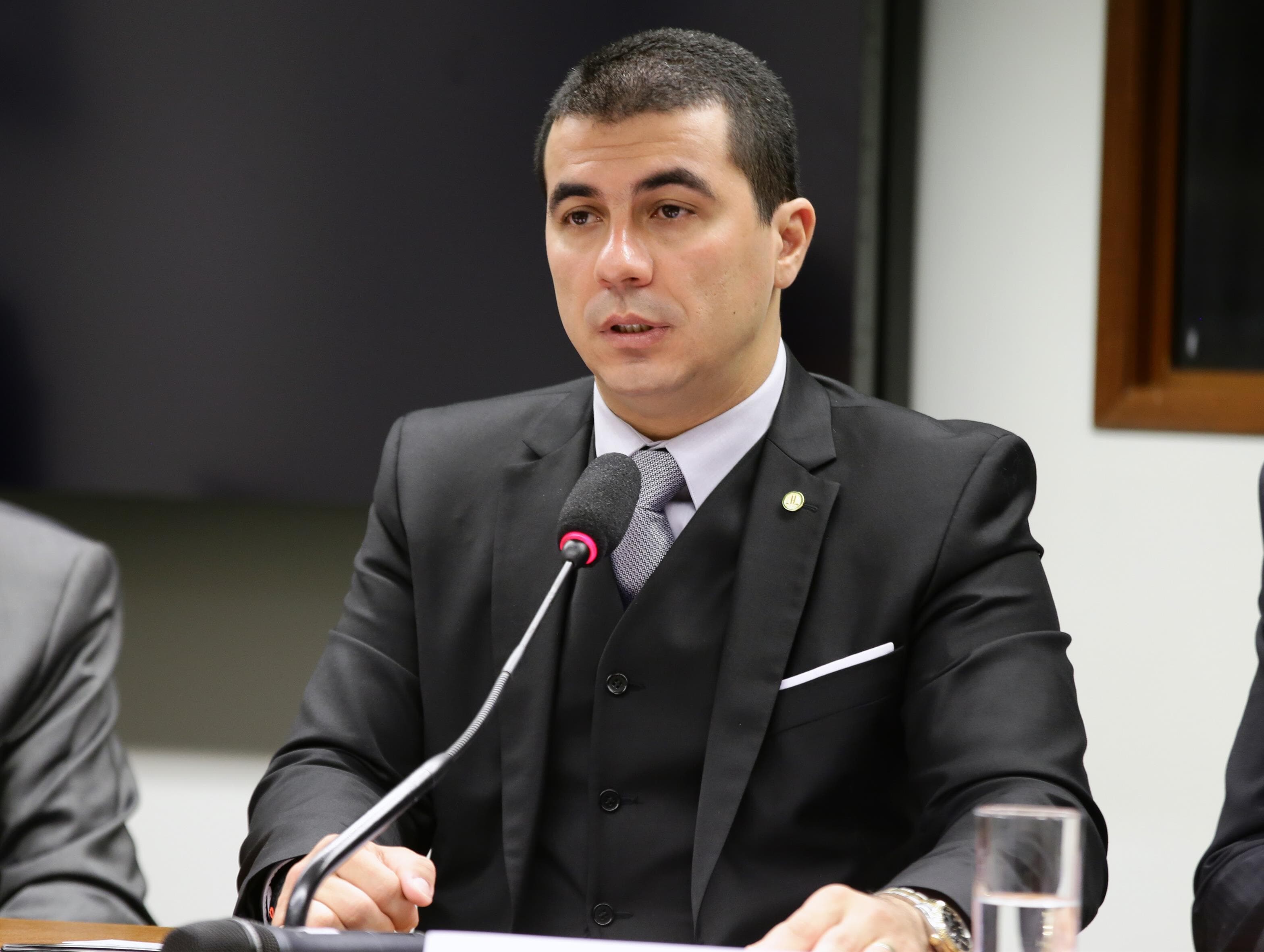 Bolsonaro "prega pra fora" e atribui à Câmara uma responsabilidade que é sua, diz deputado bolsonarista