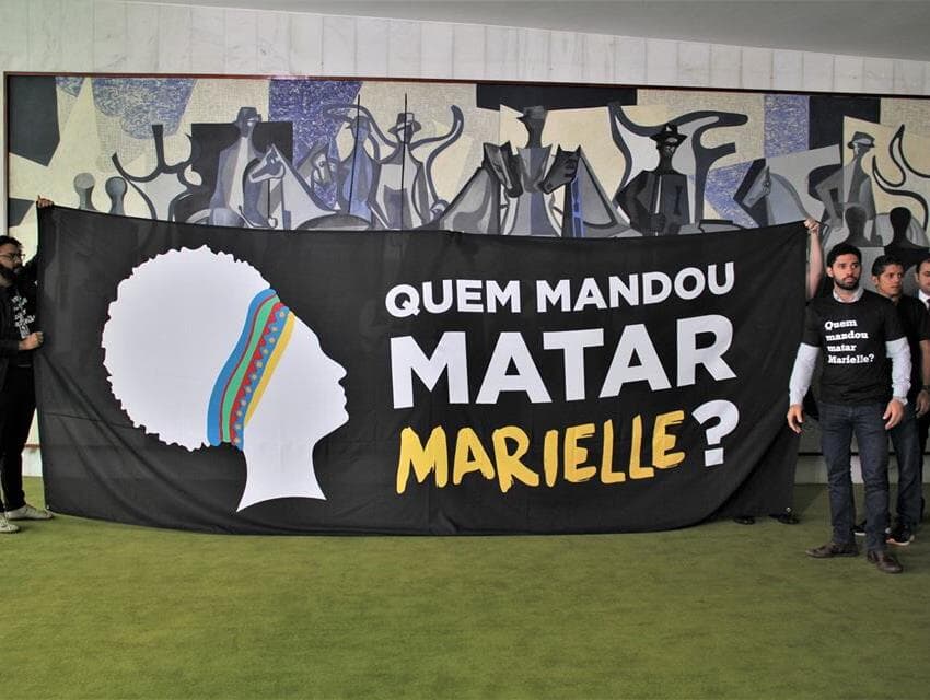 Deputados usam caixa de som com latidos de animais na hora de homenagem do PSOL à Marielle na Câmara