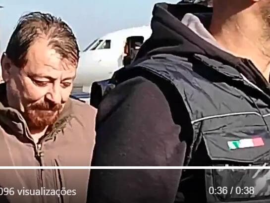 Em vídeo, o desembarque de Cesare Battisti em Roma após quase 40 anos de fuga