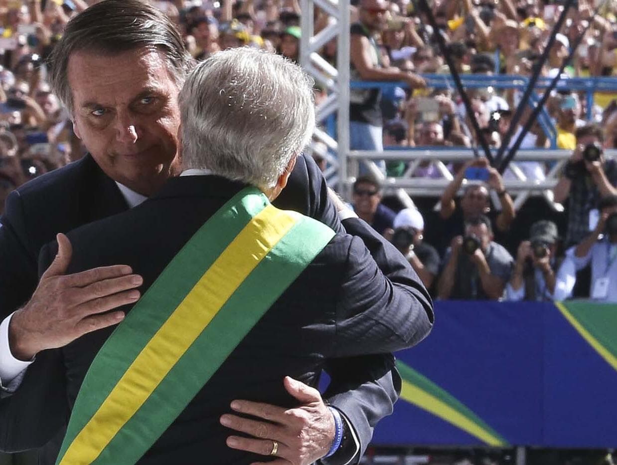 Bolsonaro divulga foto oficial com faixa verde e amarela