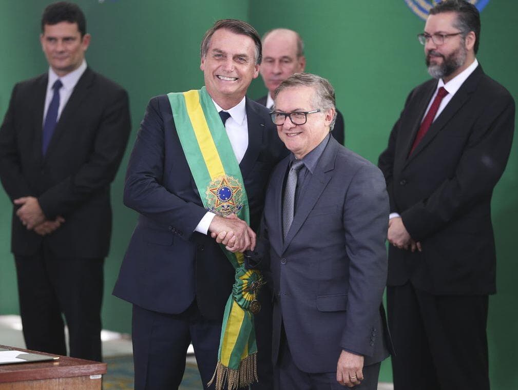 Bolsonaro e Vélez culpam gestão Temer e recuam de mudanças em edital do MEC