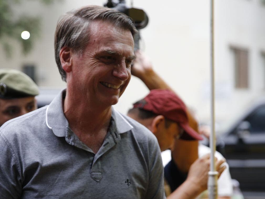 Bolsonaro promete apoio a profissionais da área de inteligência