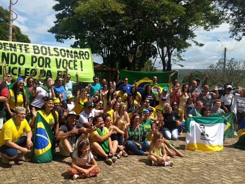 Apoiadores de Bolsonaro se reúnem e oram na frente da Granja do Torto