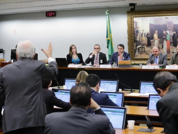 Deputados adiam votação de relatório sobre Escola sem Partido pela sétima vez