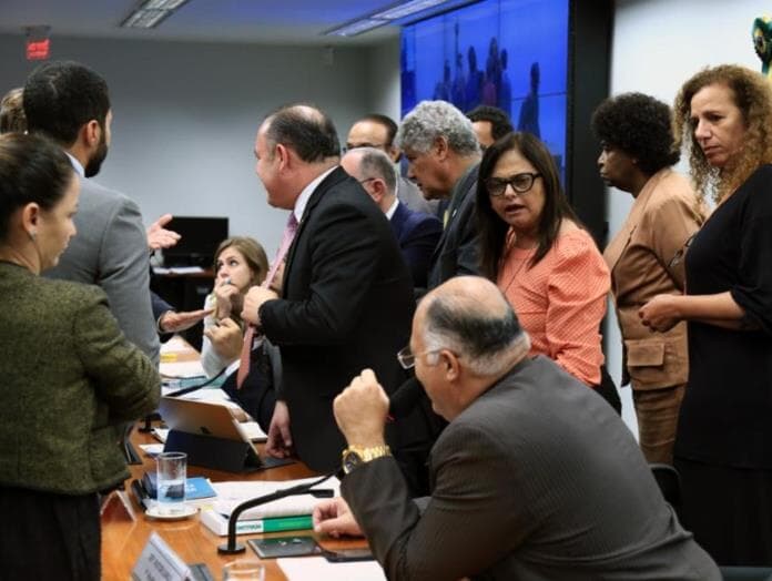 Deputados voltam a brigar e votação do Escola sem Partido é adiada pela sexta vez; veja o vídeo