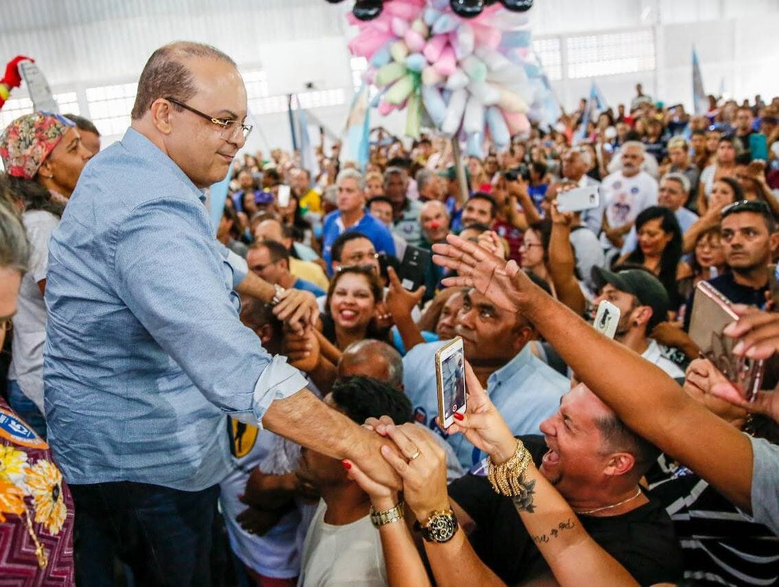 Governador eleito do Distrito Federal foi beneficiado por disparos em massa no WhatsApp