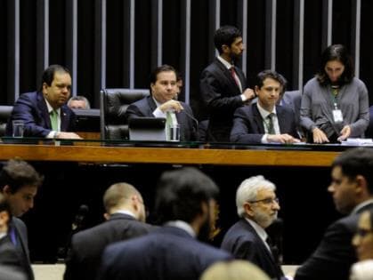 Deputados adiam votação de projeto que autoriza Petrobras a negociar áreas do pré-sal