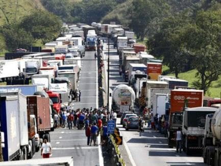 Queda de Parente, desabastecimento, escoltas, inquéritos... veja números e fatos sobre a greve dos caminhoneiros