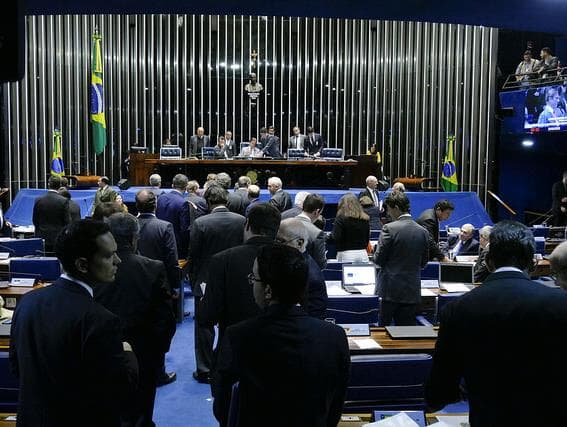 Senado aprova projeto que zera impostos e reonera folha em reação à greve dos caminhoneiros