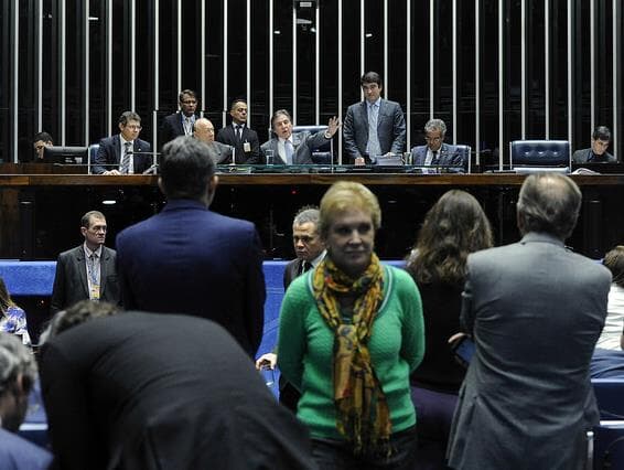 Senado acelera projeto para tentar por fim à greve dos caminhoneiros. Texto zera impostos e reonera folha