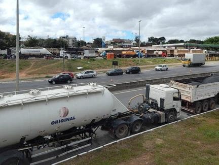 Líder dos caminhoneiros diz que greve continua até preço do diesel cair na bomba