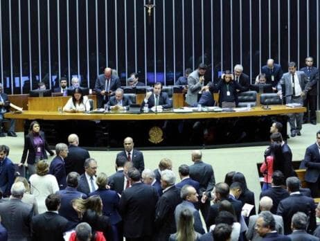 Deputados divergem sobre eficácia de medidas para acabar com greve dos caminhoneiros