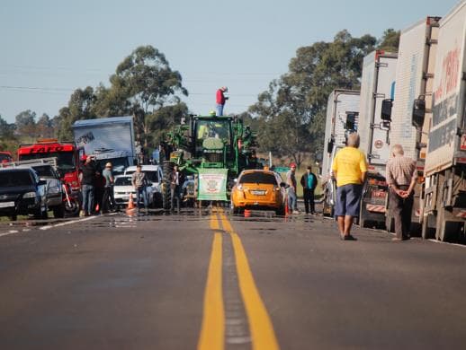 Desobstrução de rodovias ainda é lenta; Temer e ministros analisam quadro