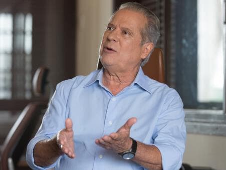 José Dirceu tem até 17h para se entregar à Polícia Federal