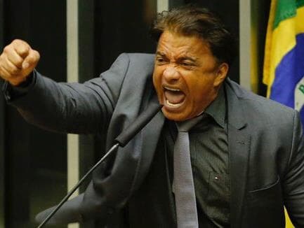 Deputado da tatuagem agride cidadão: "Respeita cara de homem". Veja o vídeo