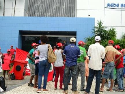 Sem-teto e sem-terra ocupam afiliada da Globo na Bahia e fazenda do "magnata do sexo"