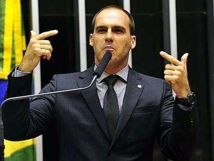 Eduardo Bolsonaro apresenta projeto que permite a cidadão entrar armado em avião sem burocracia