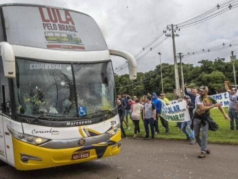 Suspeitos de atacar caravana de Lula são denunciados ao Ministério Público do Paraná