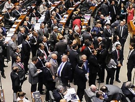 Quase 40 deputados já trocaram de partido apenas 20 dias após início da janela partidária