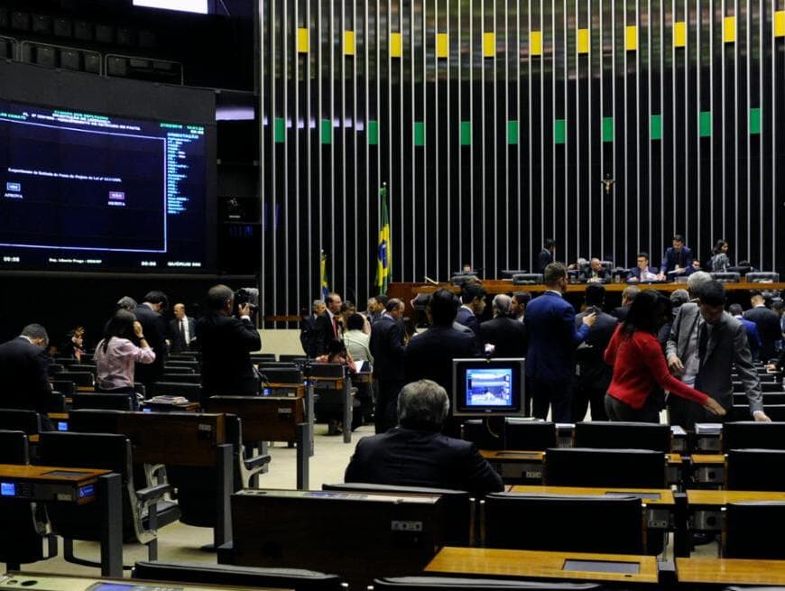 Sem acordo, deputados adiam votação de projetos; urgência para cadastro positivo é aprovada