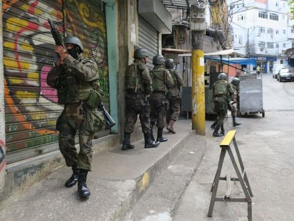 Favelas do Rio, territórios de exceção permanente