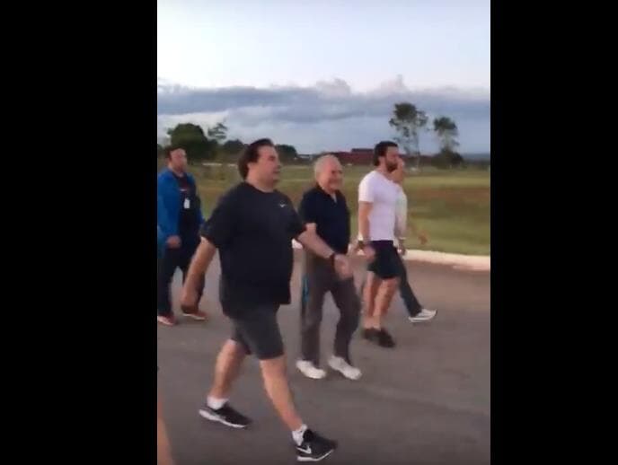 Temer é xingado durante caminhada, sorri e ignora protesto. Veja o vídeo