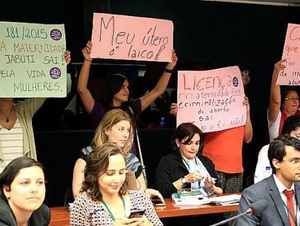 Deputados voltam a adiar votação de proposta que inviabiliza até aborto previsto em lei