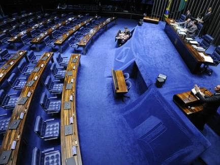 Senadores se unem a deputados e enforcam semana de feriado; folga custa mais de R$ 100 milhões ao país