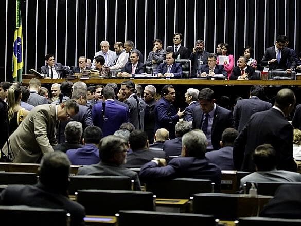 Pelo menos 10% dos deputados que salvaram Temer já são réus no Supremo Tribunal Federal