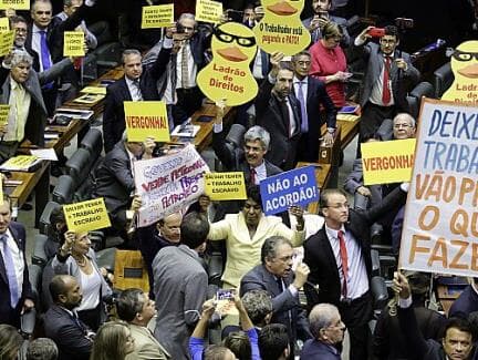 Veja a lista: oito deputados mudam voto e ficam contra Temer