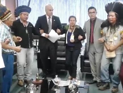 Alexandre de Moraes dança com índios em seu gabinete no STF; veja o vídeo