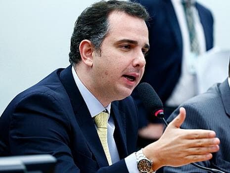 Ao contrário de Maia, Rodrigo Pacheco não descarta fatiar denúncia contra Temer