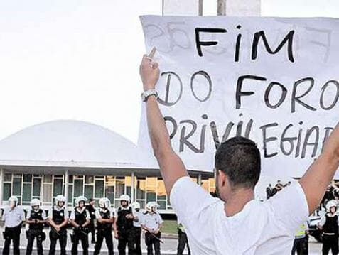 Aprovado no Senado, fim do foro privilegiado encalha na Câmara