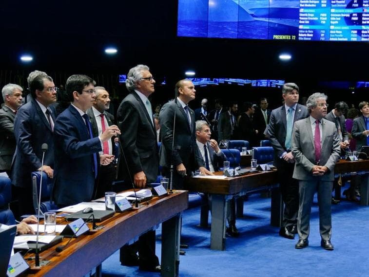 Senadores divergem e adiam discussão sobre financiamento de campanhas