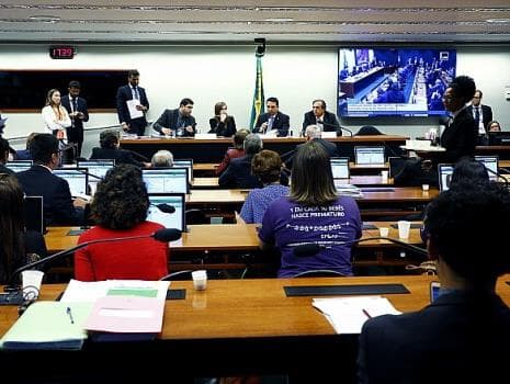 Deputados adiam para outubro discussão de PEC que pode proibir o aborto em qualquer hipótese